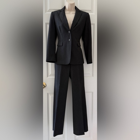 Tahari Arthur S. Levine Pinstripe Pantsuit Charcoal Gray 2P *Like New* - Picture 1 of 16